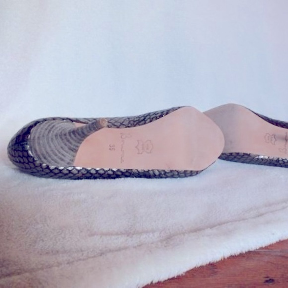 NWOT Designer Bourne Gold and Black Peep Toe Pump - Picture 5 of 7